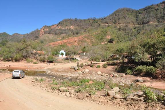 Atravessando pequeno riacho ao lado de vilarejo, na estrada que liga Monteagudo à Sucre - Bolívia